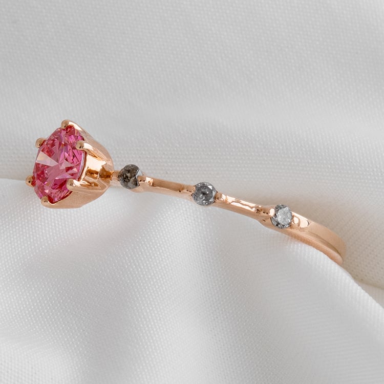 Ring mit einem rosa Lab Grown Diamanten und seitlichen Salt and Pepper Diamanten Imelda 121210