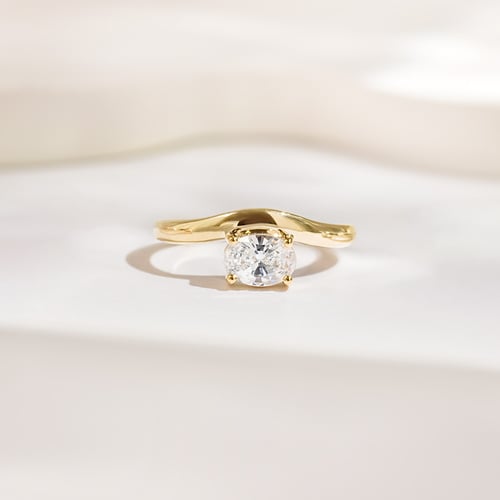 Atypischer Verlobungsring mit 0.5ct IGI-zertifiziertem ovalem Diamanten Adina