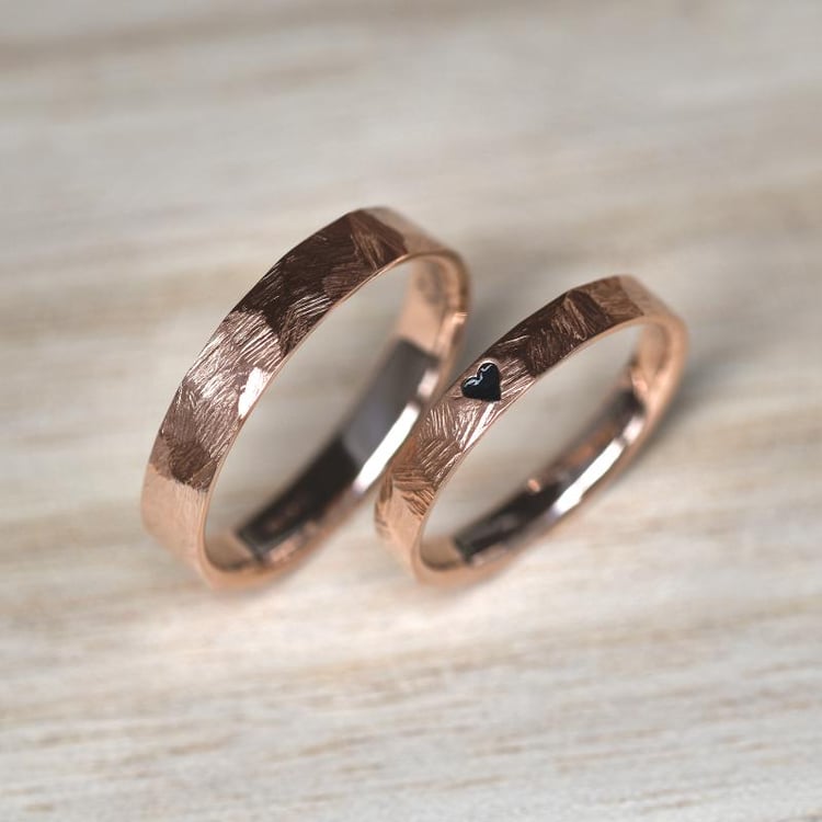 Gehämmerte goldene Eheringe mit mit Emaille Herz Abale 46088