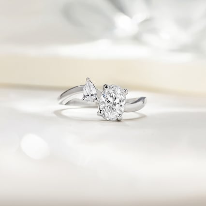 Verlobungsring in Wellenform mit einem tropfenförmigen und einem ovalen Diamanten Zita