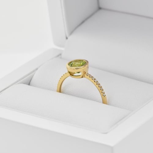 Strahlender Goldring mit Olivin und Diamanten Nyusha