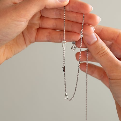 Silberne Halskette mit drei Buchstaben Ihrer Wahl und Lab Grown Diamanten Lupe