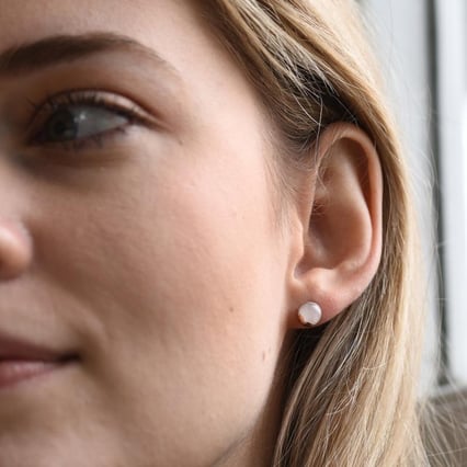 Goldene Ohrstecker mit Cabochon Rosenquartz Erica