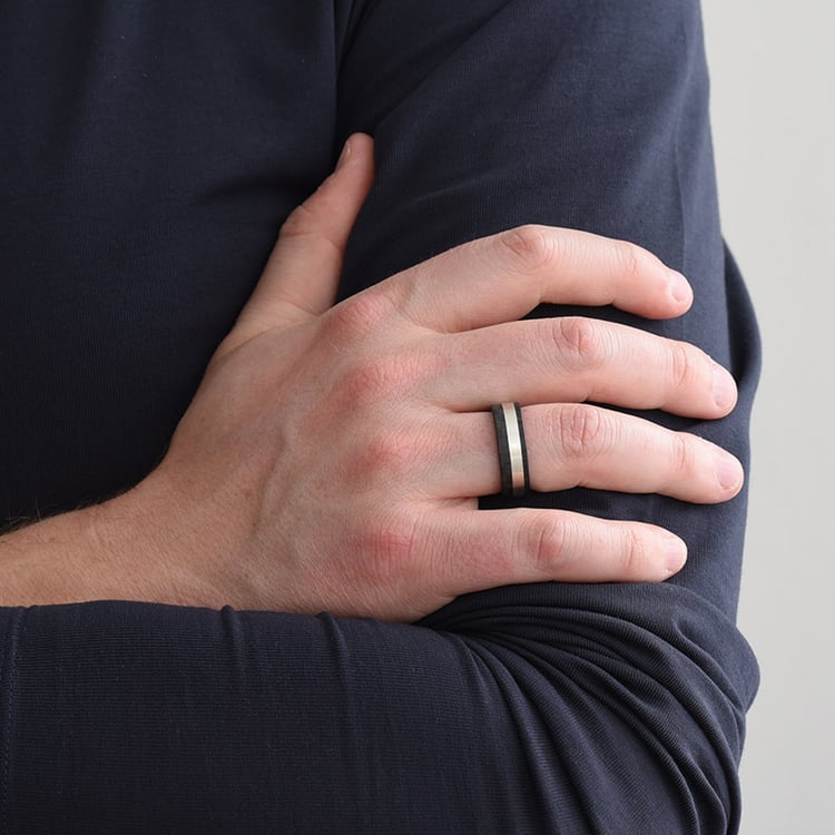 Flache Trauringe aus Carbon und Gold Elealen 79655