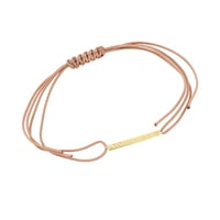 Armband mit einem silbernen Anhänger mit Gravur Bar