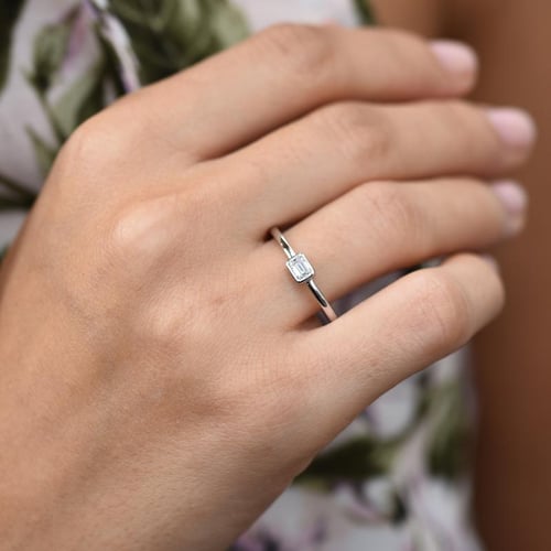 Goldener Verlobungsring mit Baguette Diamant Scaelola