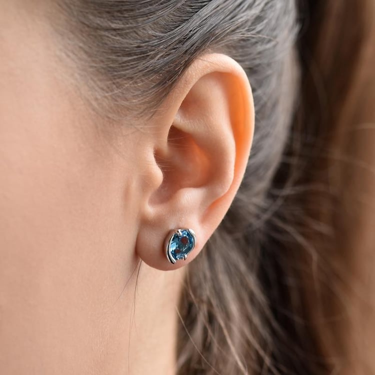 Blauer Topas Ohrstecker auf dem Ohr 30502