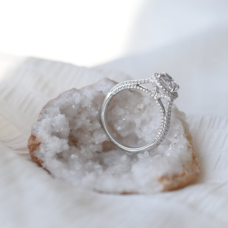 Goldener Verlobungsring voll von Diamanten 60943