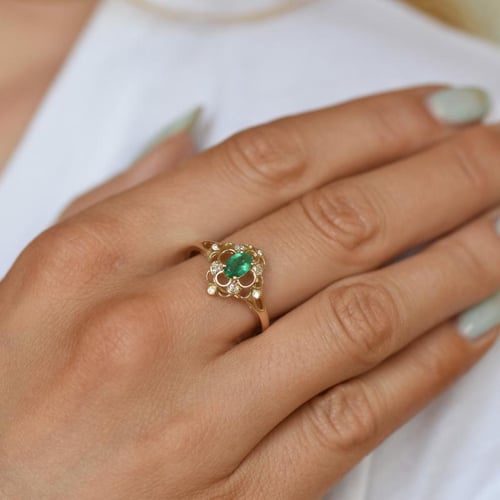Ovaler Smaragd im Goldring mit Diamanten Kiep