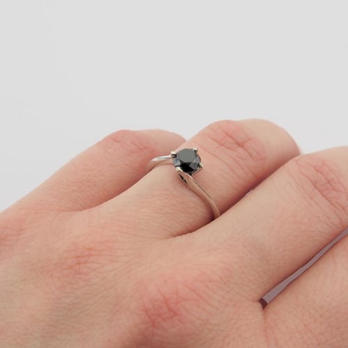 Verlobungsring mit schwarzem Diamant Nami