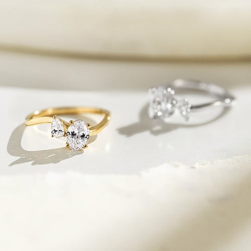 Verlobungsring in Wellenform mit einem tropfenförmigen und einem ovalen Lab Grown Diamante