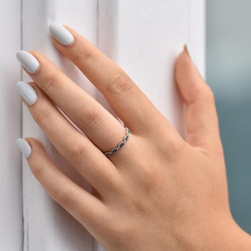 Zarter Memoire Ring mit blauen Diamanten Talita