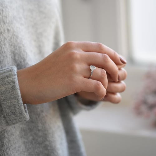 Goldring mit Mondstein und Moissanit Letty