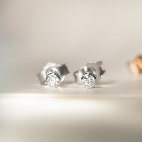 Silberne Ohrstecker mit Diamanten in Bezelfassung Tofine