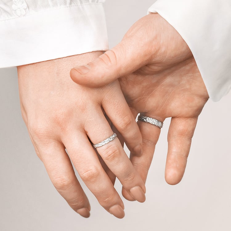 Goldene Eheringe mit unebener Oberfläche Zena 155665