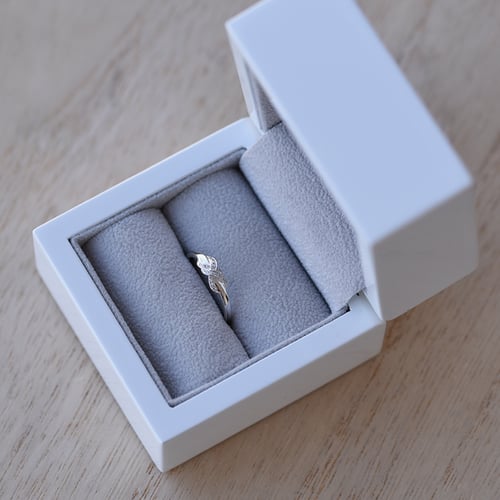 Romantischer Ring aus Gold mit Diamanten Teskala
