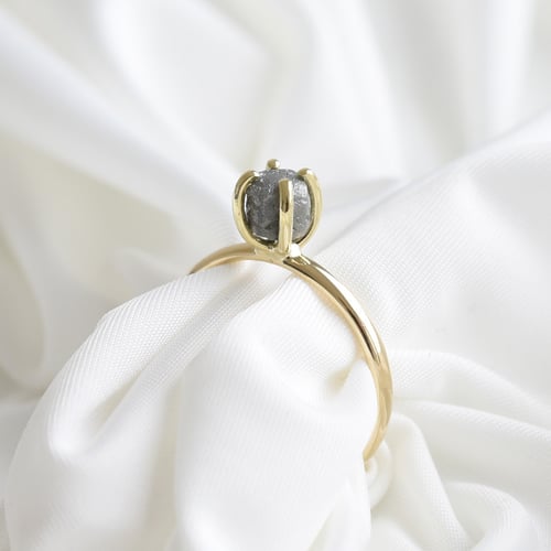 Goldener Ring mit Rohdiamant in dunkelgrau Nemy
