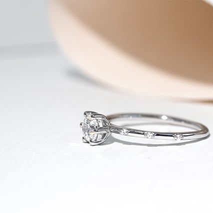 Zarter Verlobungsring mit Diamanten Akadie