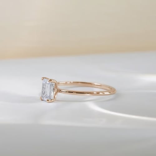 Verlobungsring aus Gold in Haselnussfarbe mit einem Diamanten im Emeraldschliff