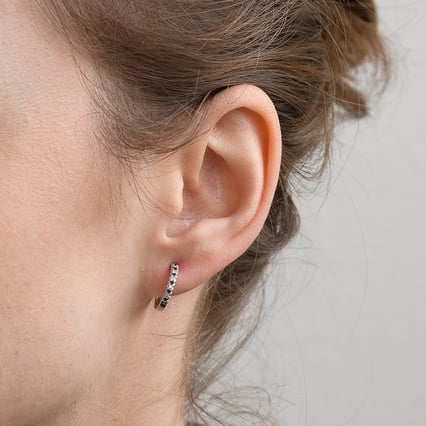 Goldene Creolen mit schwarzen und weißen Diamanten Gomati