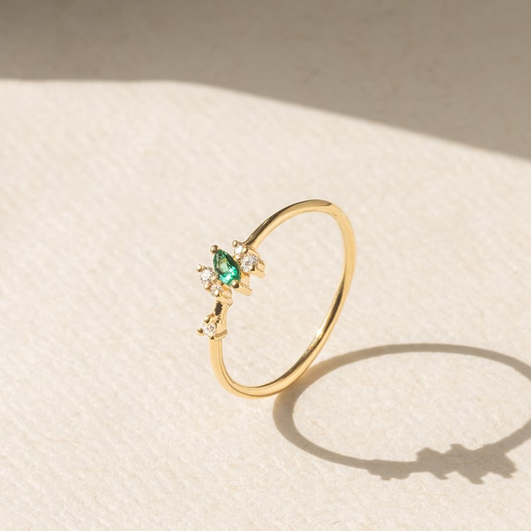 Silberner Cluster Ring mit Lab Grown Smaragd und Diamanten Kasen 138855