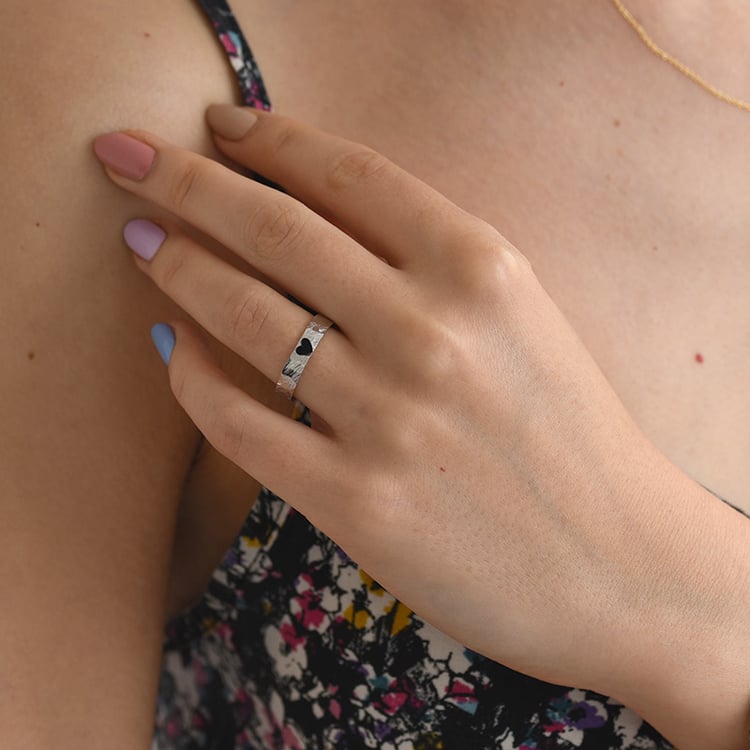 Gehämmerte goldene Eheringe mit mit Emaille Herz Abale 67066