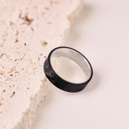 Flacher Trauringe aus Carbon und Silber Vaniah