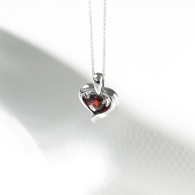 Granat in Herzform im silbernen Herz Lovelyn 130626