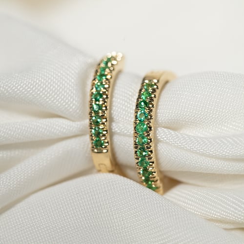 Elegante runde Ohrringe mit Smaragden Gomati
