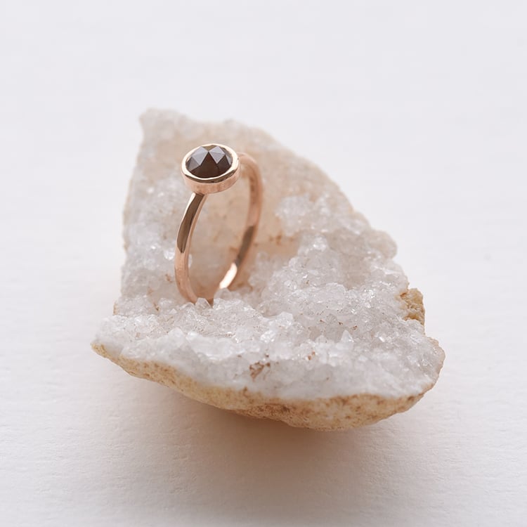 Minimalistischer Goldring mit braunem 1kt Diamant Kissa 74684