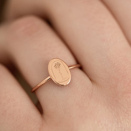 Ovaler Ring mit der Gravur der Rose aus dem Kleinen Prinz