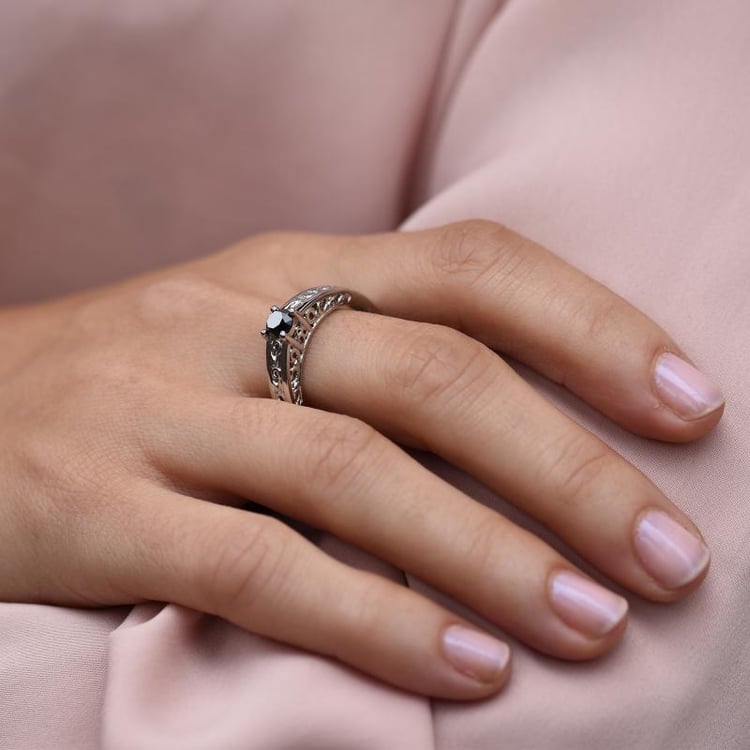 Goldener Verlobungsring im Vintage Stil auf dem Finger 47958