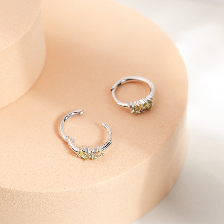 Silberne runde Ohrringe mit einem Cluster aus Topasen, Quarzen und Oliven Limone 149135