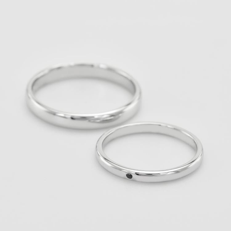 Klassische goldene Eheringe mit schwarzem Diamant Umeria 32998