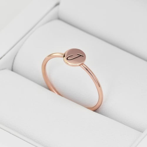 Goldring mit Gravur eines Buchstabens Babire