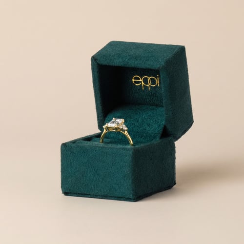 Scheidungsring mit einem Diamanten in Emerald Form Aran