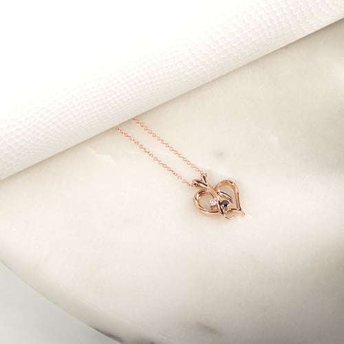 Silberner Anhänger in Herzform mit einem schwarzen und weißen Diamanten Lynelle