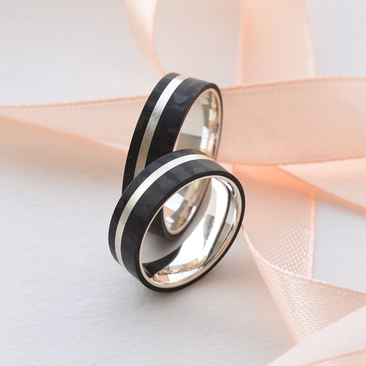 Flache Trauringe aus Carbon und Gold Shagei 77399