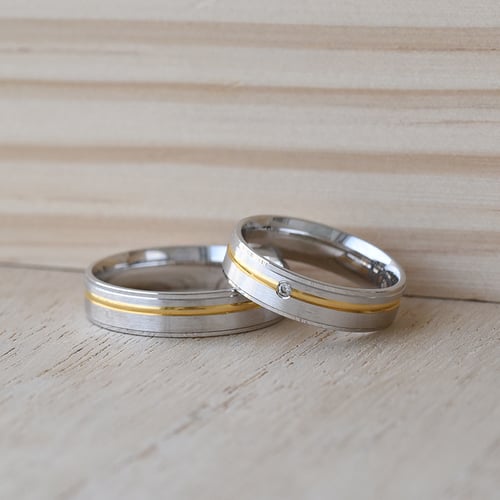 Matte zweifarbige Eheringe mit Rille und Diamanten Nicolass