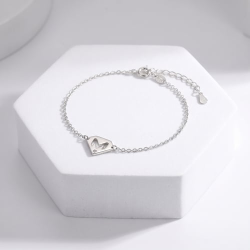 Armband aus Gold mit Diamant und dem Buchstaben M von Nola