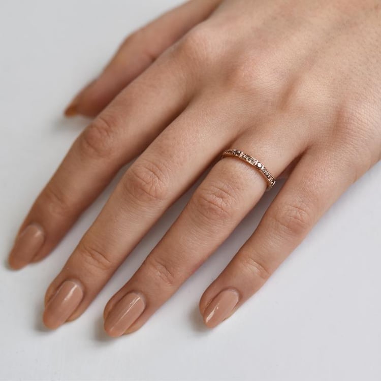 Hochzeit Eternity Ring auf dem Finger 39693