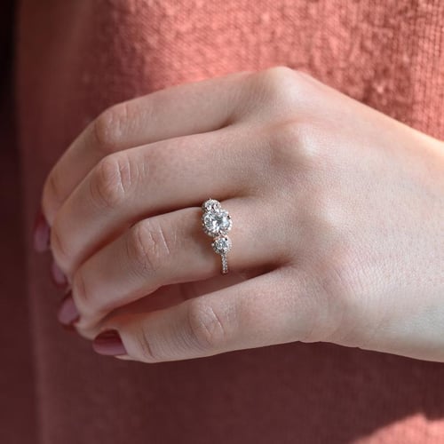 Funkelnder Verlobungsring mit Moissanit und Lab Grown Diamanten Wirk