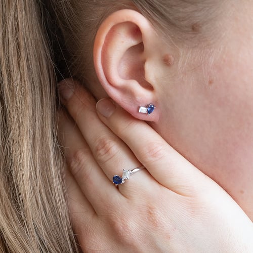 Toi et Moi Ohrstecker mit Lab Grown Diamant und Saphir Aroha