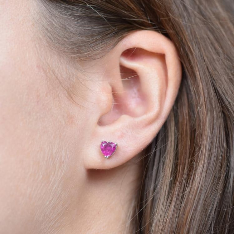 Herzchen Ohrringe aus rosa Saphir auf dem Ohr 14702