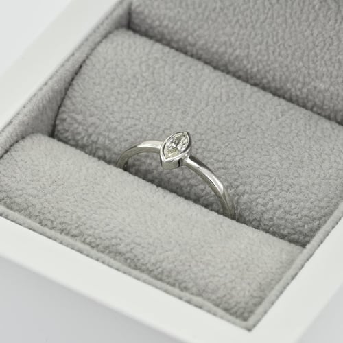 Goldring mit Marquise GIA zertifiziertem Diamant Alua