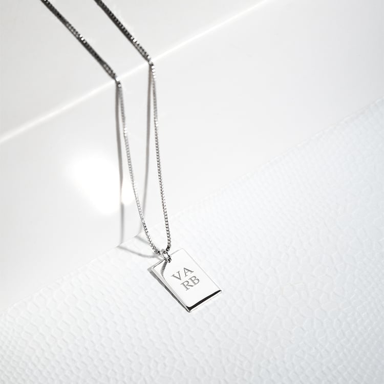 Rechteckiger Anhänger aus Silber mit einer doppelseitigen Gravur Aeryn 125909