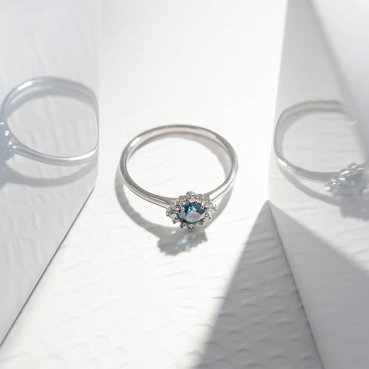 Verlobungsring mit einem IGI zertifizierten 0.31 ct blauen Lab Grown Diamanten Febe 111356