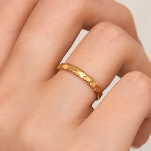 Gehämmerte Trauringe mit gebürsteter Oberfläche aus Gold Vedette