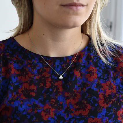 Romantischer Anhänger mit drei Diamanten Lizzy