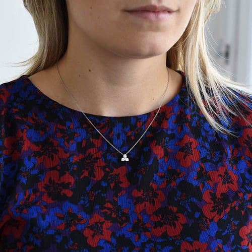 Romantischer Anhänger mit drei Diamanten Lizzy